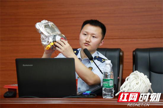 讲解消防器材.JPG