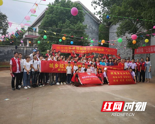 泗汾镇“城乡统筹 · 幸福醴陵”之三社联动走进敬老院合照.jpg