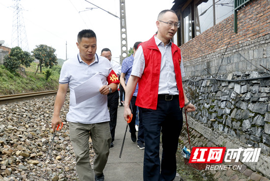 朱法栋一行深入西溪坪社区开展“爱国卫生周”活动