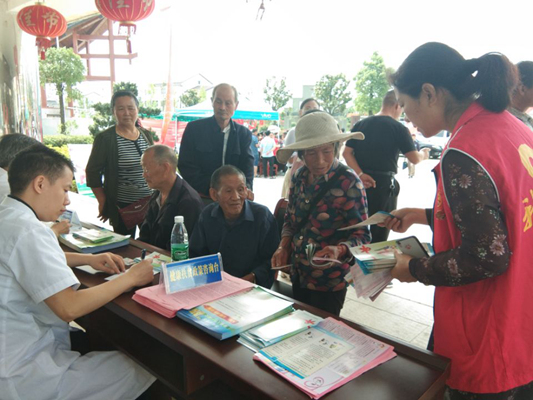 3、卫计工作人员正在发放宣传彩单_副本.jpg