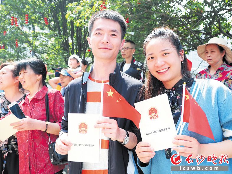 　　日前，雨花区香南郡社区举办“超燃”快闪活动，向市民发放《长沙市文明行为促进条例》，倡导文明行为。　　本版图片由市文明办提供