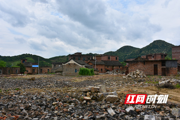 新田县三井镇古牛岗村空心房被拆除_副本.jpg 新田县三井镇古牛岗村空心房被拆除_副本.jpg