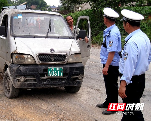 新邵陈家坊镇：交警中队严查农用车交通违法行为