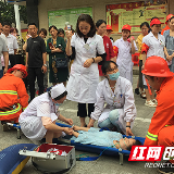 烟雾弥漫、警报响起、人员疏散……别慌！他们正在消防演习