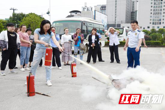 张家界消防深入车站开展消防安全培训