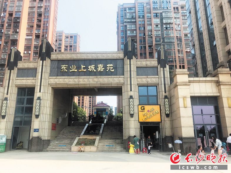 　　芙蓉区东业上城嘉苑小区业主反映，他们在办理交房手续拿钥匙之前，被要求预交一年物业费。                                           长沙晚报全媒体记者 聂映荣 摄