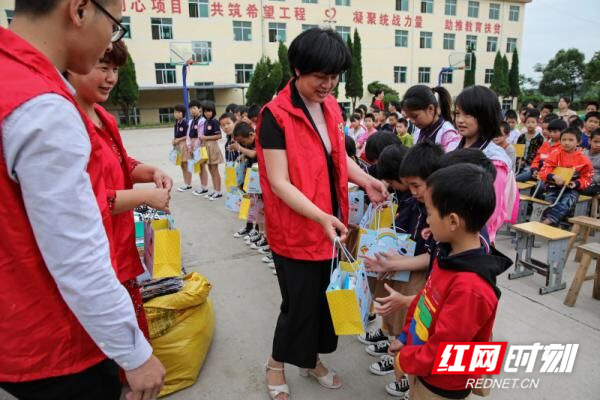 户帮户 亲帮亲丨新田苦志育才学校百名学生获捐助