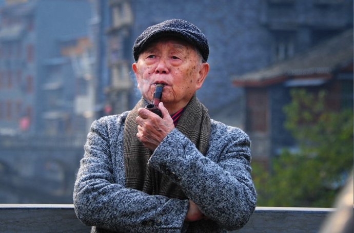 黄永玉在湖南凤凰读小学时,第一次见到表叔沈从文.