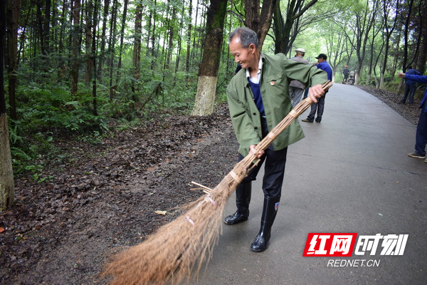 81岁的老党员张元松在清扫村道.JPG