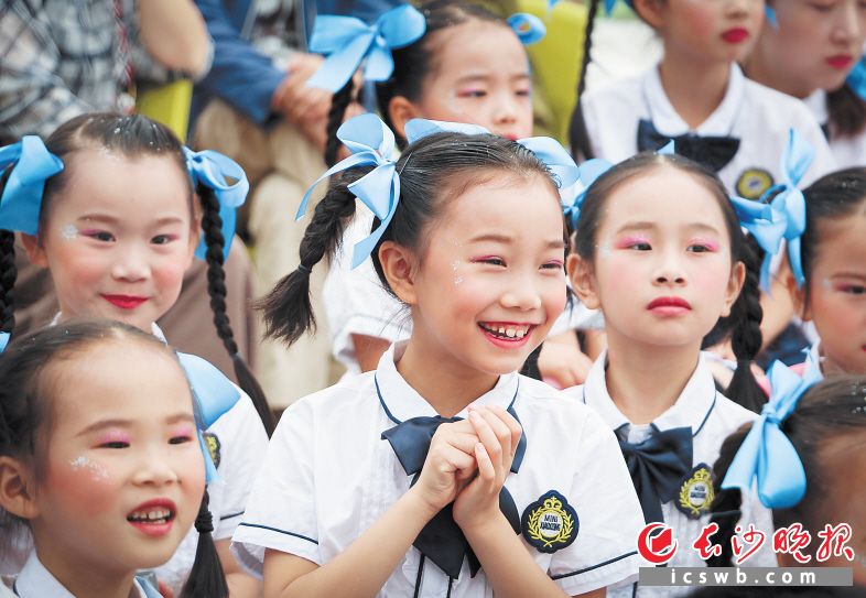 　　开福区清水塘江湾小学，孩子们参加庆“六一”活动。　　长沙晚报全媒体记者 邹麟 摄