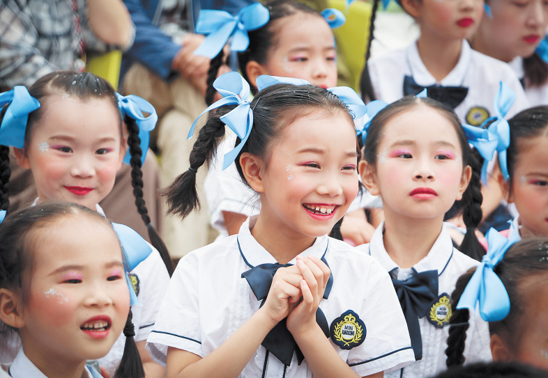 开福区清水塘江湾小学，孩子们参加庆“六一”活动。　　长沙晚报全媒体记者 邹麟 摄