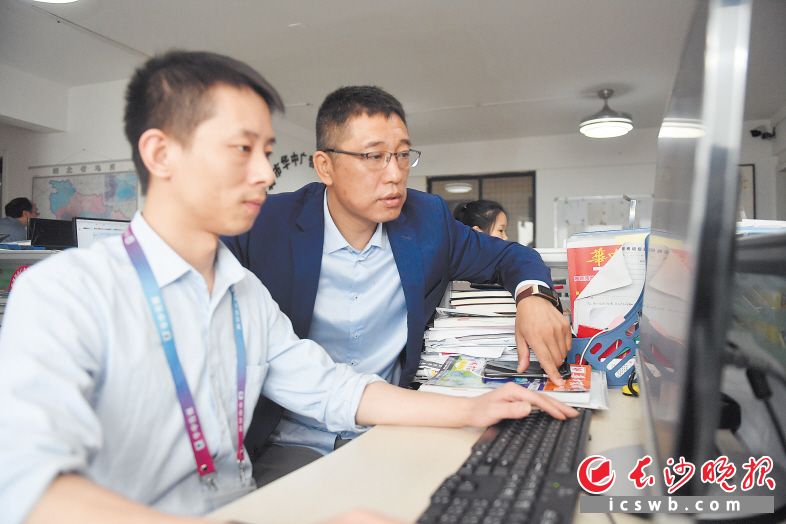 　　徐文斌（右）在指导同事对广告的细节进行优化，争取将更多信息传递给客户。 长沙晚报全媒体记者 余劭劼 摄