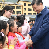 “大朋友”习近平和孩子们在一起