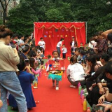 变废为宝倡环保 亲子时装秀迎六一