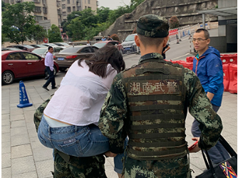 公交乘客突然晕厥 武警长沙支队武装巡逻小组紧急救助