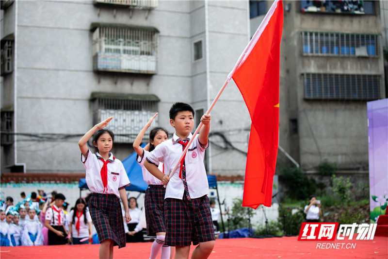 红网时刻5月31日讯 5月29日，郴州市九完小开展了“争做新时代好队员 · 庆祝新中国成立70周年”庆六一主题大队会暨“全国巾帼文明岗”授牌仪式。孩子们欢聚一堂，个个精神饱满，在欢乐中拉开了六一儿童节的序幕！校舞蹈队为大家带来了精彩的表演。她们整齐和谐的节律，铿锵优美的舞步，舒展灵活的动作，舞出了青春的活力，舞出了时代的风采，呈现出一道靓丽的风景。