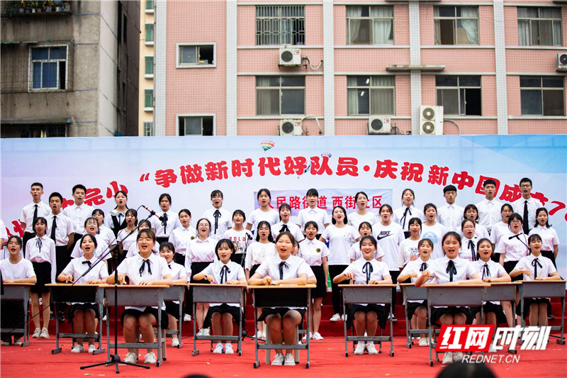 全体实习老师为孩子们精心准备《稻香》庆六一，节目中用笔敲打桌子配合身体律动打节奏极具特色，音乐落下紧接着传来她们对九小最诚挚的祝福：祝九完小光辉历程更辉煌，人才辈出代代强！祝孩子们六一快乐！