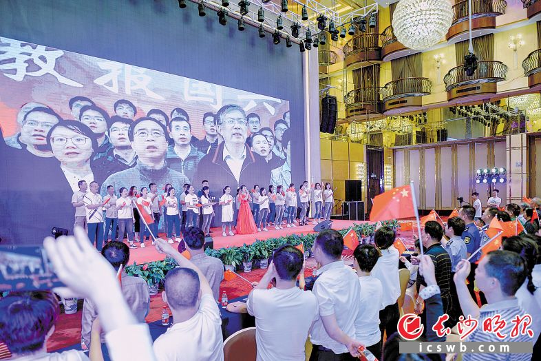 　　活动现场，党员代表同唱《我和我的祖国》。 长沙晚报全媒体记者 陈飞 摄