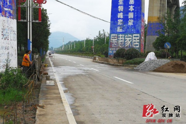 双牌路政责令铁路工人停止擅自涉路施工190.jpg