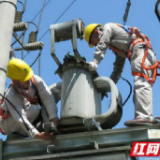国网保靖供电公司增容更换变压器 确保居民清凉度夏