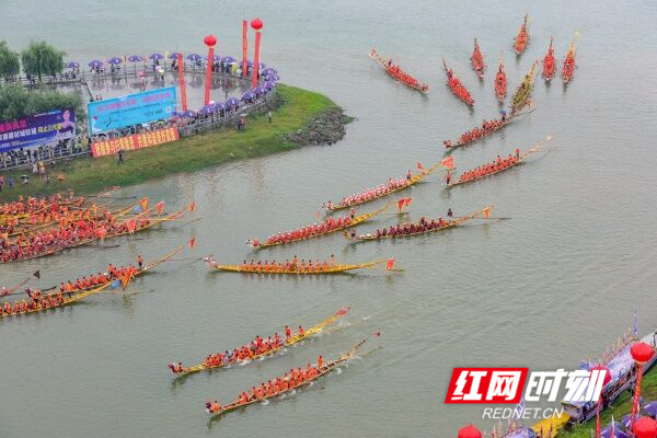 道县端午划龙舟始于宋代，传承至今，“道州龙船赛”2006年被列入湖南省非物质文化遗产名录。