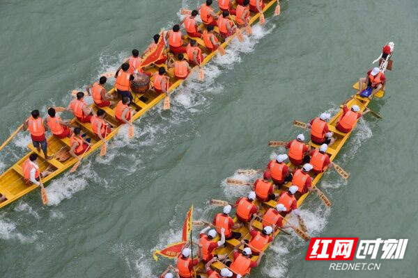 道县端午划龙舟始于宋代，传承至今，“道州龙船赛”2006年被列入湖南省非物质文化遗产名录。