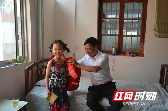 邱初开看望慰问零阳镇留守儿童
