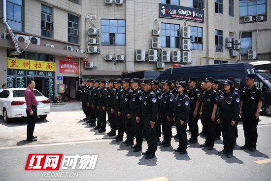 黄翔看望慰问参加全省演练集训的特警队员