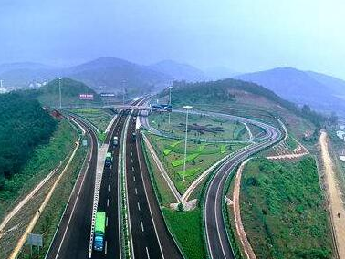 端午假期高速公路不免费 扫码支付更快