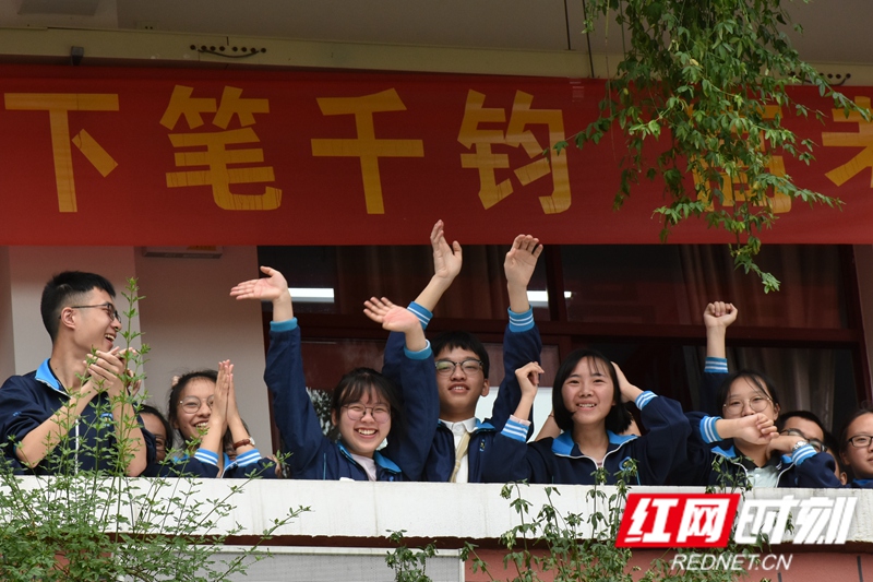 怀化三中千人霸气"喊楼" 为高三考生加油助威