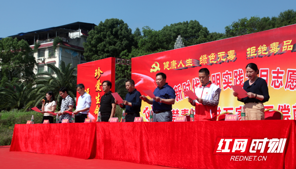 与志愿者高唱《歌唱祖国》。