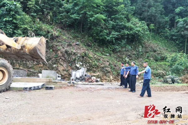 双牌路政拆除旱厕　助力农村人居环境提升3900.jpg