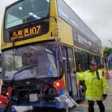 香港九龙湾发生公交与旅游巴士相撞事故，已致19伤