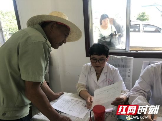 慈利县岩泊渡镇20余名医护人员“送医下乡”免费看诊暖民心