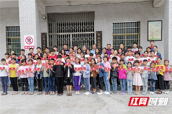 李进军俭学助学金第12次发放合影.jpg