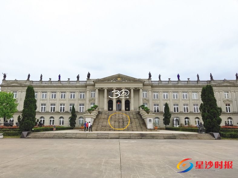 在艺术家Kamila的改造下,雅典学院里部分建筑穿上了“衣服”。 郑骏 摄