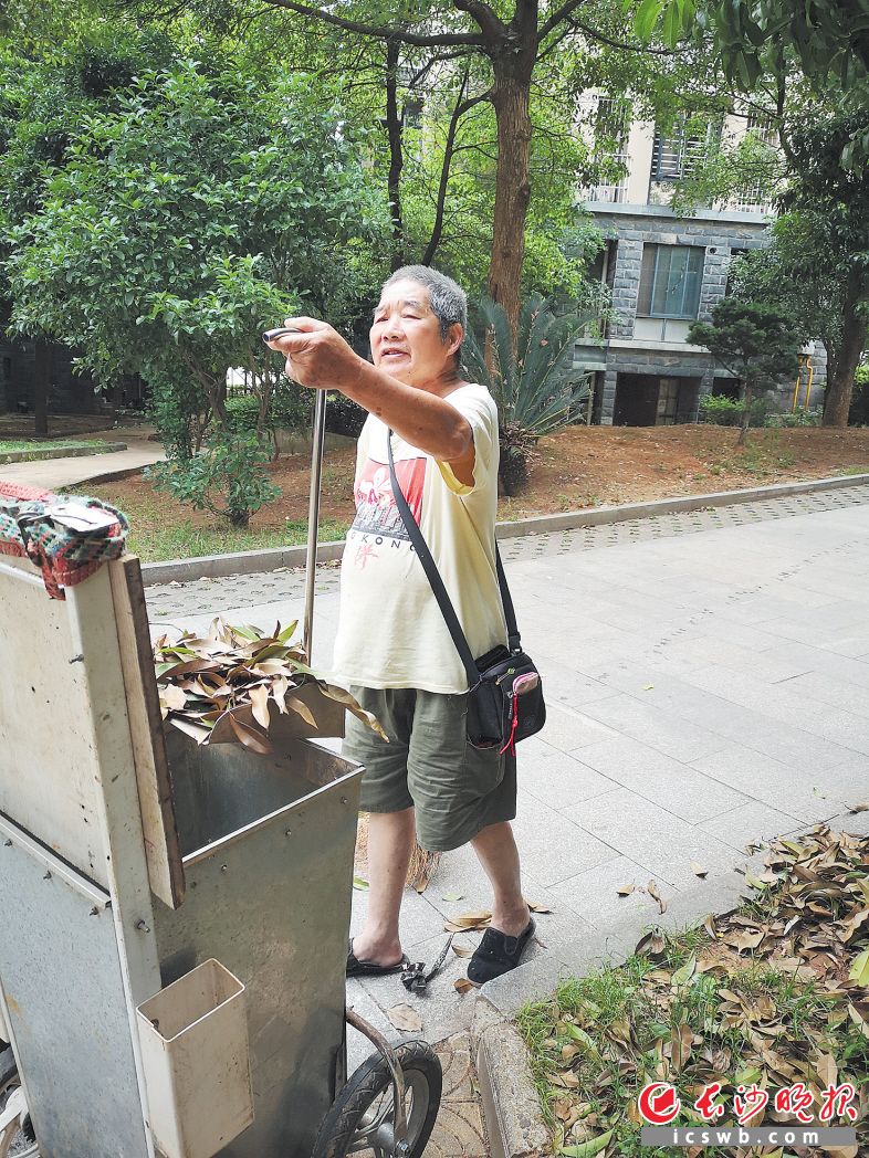 　　今年已经83岁的邓宁老人，每天都义务打扫大街小区。全媒体记者 张禹 通讯员 邬艳 摄影报道