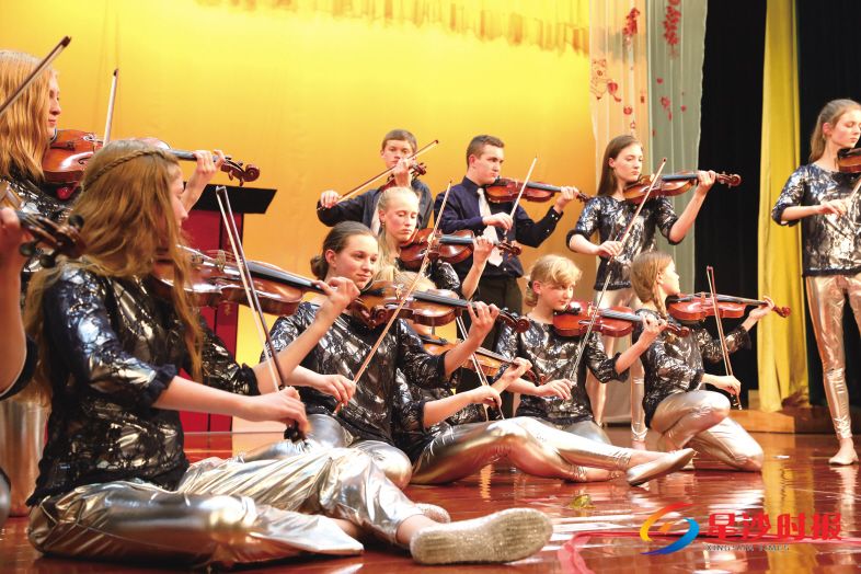 　　美国VIVACE小提琴演奏团每年都会走访多个国家与地区进行文化与公益交流。图为VIVACE在长沙玮希国际学校表演。　　蒋炼 摄