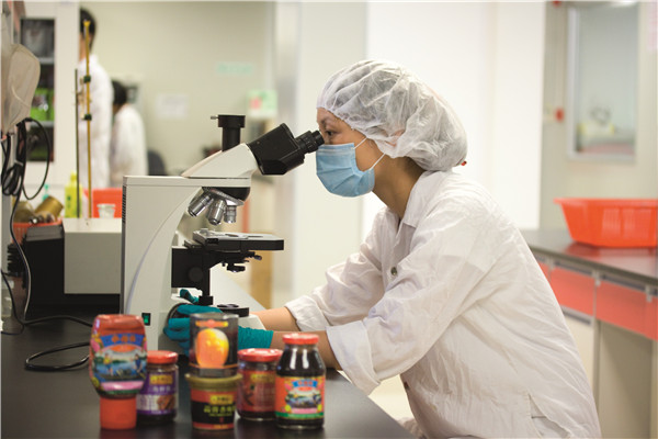 1-李锦记产品生产过程超过30道工序、200多个质量控制点.jpg 1-李锦记产品生产过程超过30道工序、200多个质量控制点.jpg