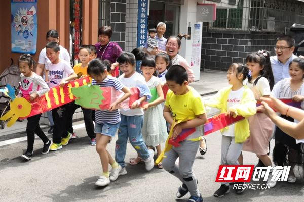 龙舟竞渡亲子互动.jpg 龙舟竞渡亲子互动.jpg