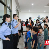 龙山公安120余名警宝进警营和爸妈一起庆六˙一