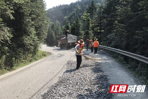 隆回县公路局： 烈日炎炎补路忙