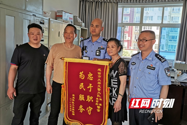 大祥交警大队接力献爱心 迷路老人平安回家