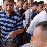 男子提来脏兮兮的烧水壶 古玩专家一再叮嘱要保护好