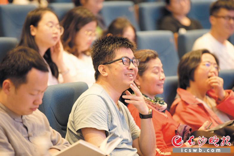 　　←“湘城讲坛”已成为市民休闲学习的开心课堂。