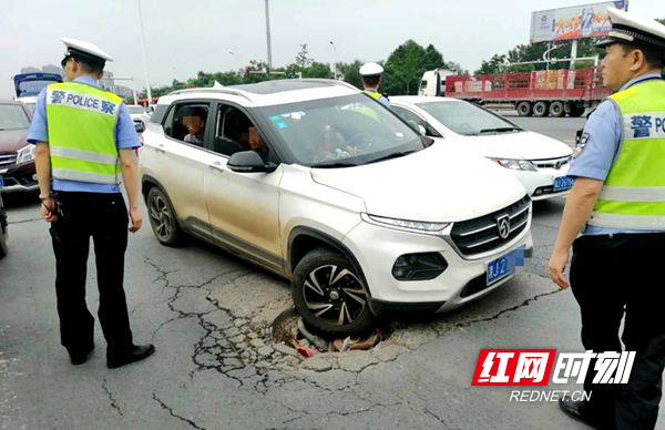 图二  井盖引发的交通事故.jpg