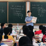 花垣公安到校园开展打击非法“校园贷”宣传活动