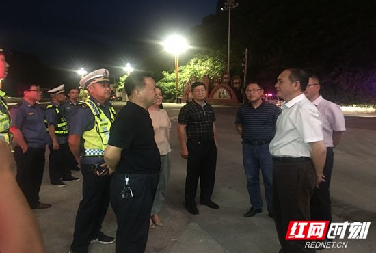 张家界市交通局局长吴扬琼一行人到张家界西收费站检查指导治超工作