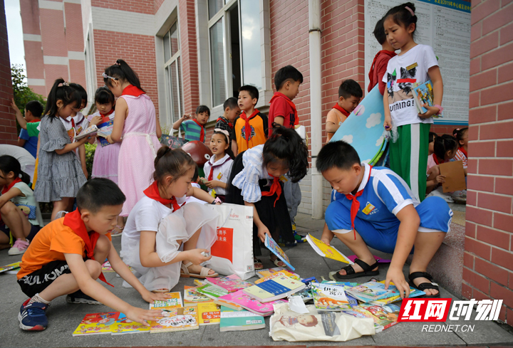张家界崇实小学南校举行“红领巾书市”活动