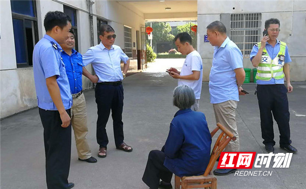 电话联系迷路老人家属_副本.jpg